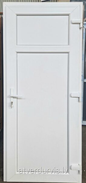 6. PVC durvis Baltas ar dalījumu un pildiņu augšpusē (stikla vietā)