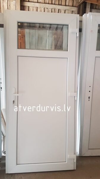 PVC durvis Baltas ar dalījumu un stiklu augšpusē